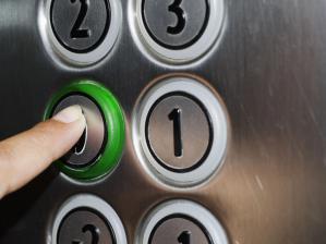 Более 10 000 лифтов в РФ эксплуатируются с нарушениями
